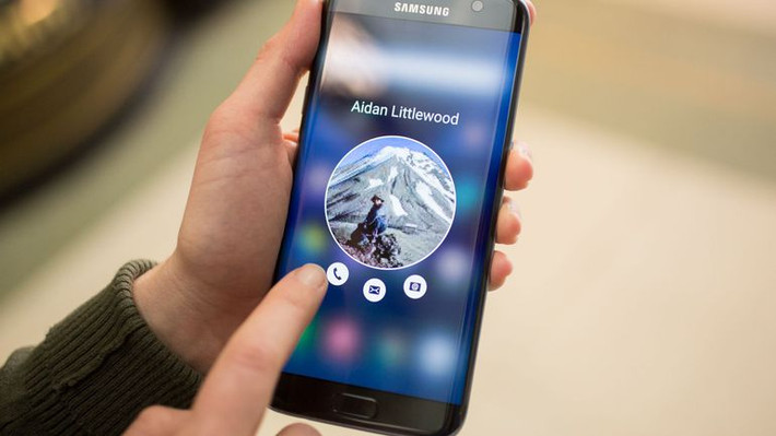 Khi Galaxy S8 ra mắt, smartphone cao cấp Galaxy S7 edge đã giảm 1,5 triệu đồng từ 16,99 triệu đồng xuống còn 15,49 triệu đồng. Riêng phiên bản Đen ngọc trai (Black Pearl) vẫn giữ nguyên mức giá 16,99 triệu đồng. Ảnh: Cnet.