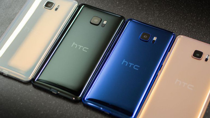 HTC U Ultra giảm giá lần đầu tiên vào tháng 3 đúng một tháng sau khi ra mắt từ 18,49 triệu đồng xuống còn 15,99 triệu đồng (giảm 2,5 triệu đồng). Lần giảm giá thứ hai của HTC U Ultra diễn ra vào tháng 4, về mức 14,9 triệu đồng. Lần này mức giảm giá là 1 triệu đồng. Ảnh: Cnet.