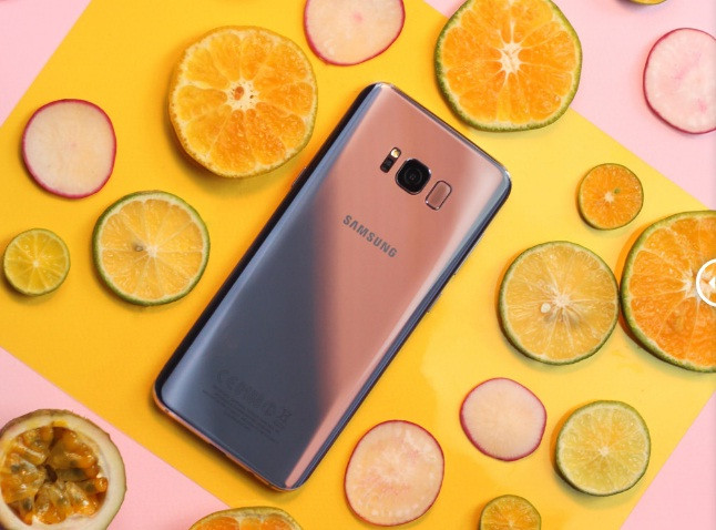 Trong không gian đậm chất nhiệt đới, Galaxy S8+ phiên bản màu mới mang vẻ ngọt ngào, trầm lắng, pha chút tông hồng. Sắc tím đậm lại phù hợp với background lạnh lẽo. Mặt lưng của máy trơn láng, đồng nhất giữa các chất liệu. Galaxy S8+ tím khói khởi tạo trào lưu mới, thoát khỏi vòng lặp màu sắc đen, trắng trên các thiết bị di động. Bạn có thể sử dụng smartphone này như một phụ kiện thời trang cá tính, phù hợp với cả phong cách color block lẫn ton-sur-ton.