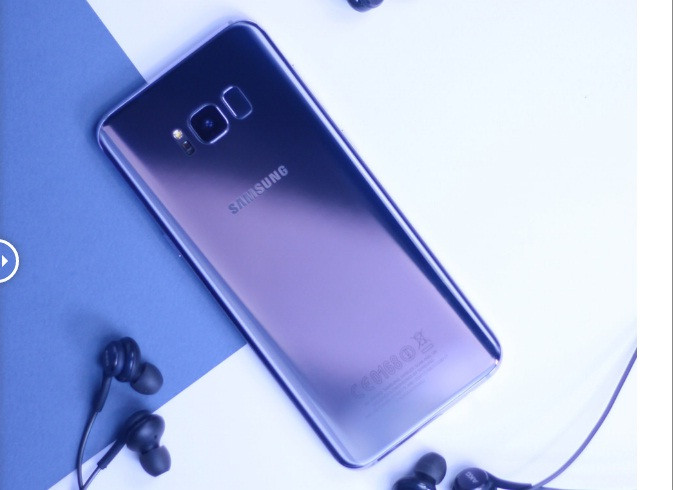 Samsung Galaxy S8+ dùng màn hình 6,2 inch, độ phân giải QHD. Về cấu hình, máy chạy hệ điều hành Android 7.0 trên nền tảng chip Exynos 8895, RAM 4 GB, bộ nhớ trong 64 GB, pin 3.500 mAh. Trong bối cảnh mang hơi hướng cổ điển, Galaxy S8+ hoà hợp nhờ thiết kế mềm mại và phẳng, loại bỏ tối đa các phím bấm vật lý.