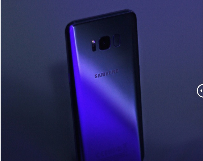 Cùng với vẻ ngoài ấn tượng, Galaxy S8+ cũng giữ lại những tính năng cao cấp của những phiên bản trước. Camera khẩu độ f/1.7, áp dụng công nghệ Dual Pixel, có khả năng xử lý ảnh đa khung và tùy chỉnh thông số tương tự máy ảnh chuyên nghiệp. Khi được đặt trong không gian thiếu sáng, Galaxy S8+ tím khói toả sáng nhờ thiết kế phản quang ở mặt lưng và khung viền kim loại cao cấp.
