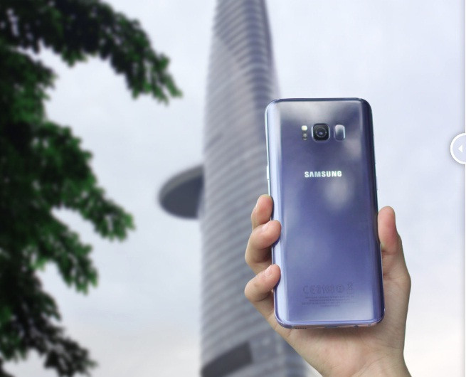 Dưới ánh sáng nhẹ của bình minh, Galaxy S8+ tím khói có sắc xám pha xanh pastel trang nhã. Trong khi đó, ánh sáng yếu vào cuối ngày tạo ra tông tím sang trọng. Mặt kính bổ sung các tinh thể phản quang, khung viền gia tăng tối đa độ bóng là nguyên nhân làm nên sự thay đổi màu sắc của máy.
