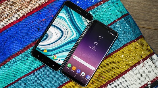 Trong khi HTC U11 có màn hình kích thước 5,5 inch với độ phân giải 2.560 x 1.440 pixel, mật độ điểm ảnh là 534 ppi, sử dụng tấm nền Super LCD 5 và sử dụng tỷ lệ màn hình 16: 9 thông thường. Màn hình của máy phẳng với các cạnh cong 2.5D, độ sáng cao, màu sắc rực rỡ nhưng chắc chắn sẽ không nổi bật bằng màn hình của Samsung.