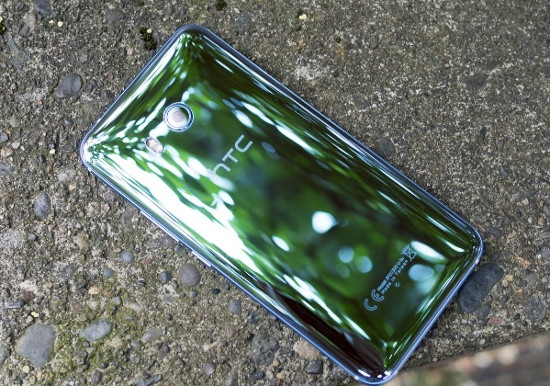Có thể nói thiết kế của Samsung tạo cảm giác giống như một thiết bị đến từ tương lai, nhưng smartphone của HTC thì độc đáo giống như một tác phẩm nghệ thuật.