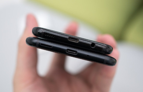 Trong khi nhiều smartphone cao cấp đã loại bỏ giắc cắm tai nghe 3.5 truyền thống thì Galaxy S8 vẫn vẫn giữ lại tính năng này, đây là điều sẽ làm hài lòng rất nhiều người dùng. Máy cũng đi kèm chuẩn sạc thế hệ mới USB Type-C.
