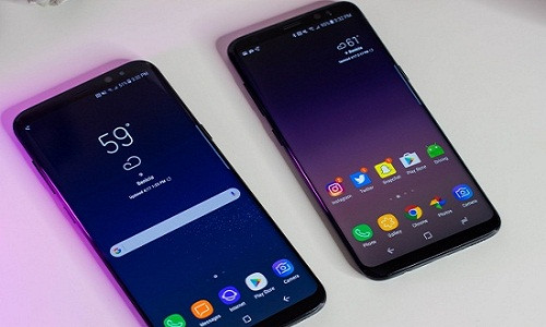 Đáng chú ý, mặt trước của Galaxy S8 không còn phím cứng home truyền thống, thay vào đó là phím ảo và cũng chính vì vậy mà cảm biến vân tay của máy đã được chuyển ra mặt sau, nằm cạnh camera. Đây là lần đầu tiên Samsung không còn đặt cảm biến vân tay ở phím cứng home như trước.