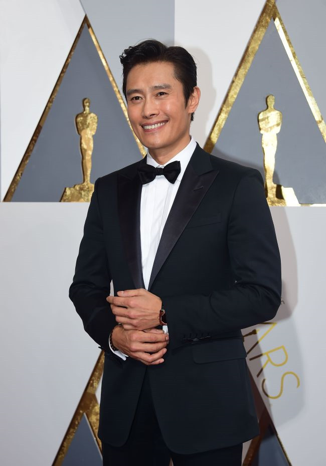 Trong đó, nhờ vai Billy Rocks, Lee Byung Hun có cơ hội tham dự lễ trao giải Oscars năm 2016. Anh là nam diễn viên đầu tiên của Hàn Quốc được đứng trên sân khấu của lễ trao giải này. Tới đây, Lee Byung Hun sẽ tham gia dự án Mr. Sunshine do biên kịch nổi tiếng của bộ phim Goblin, Hậu duệ mặt trời là Kim Eun Sook chắp bút. Tham gia cùng anh trong dự án này là người đẹp kém anh 20 tuổi, Kim Tae Ri.