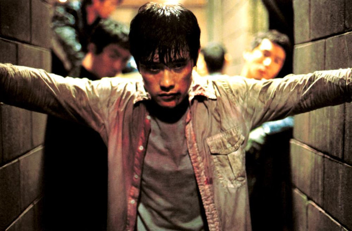 21 tuổi có vai diễn đầu tay, diễn viên Lee Byung Hun khởi nghiệp khá muộn so với nhiều bạn bè đồng trang lứa. Thế nhưng phải nhiều năm sau ngày ra mắt anh mới có bộ phim lập kỷ lục phòng vé. Joint Security Area khởi chiếu năm 2000 với sự tham gia của Lee Byung Hun trong vai người lính Song Kang Ho đã trở thành bộ phim Hàn Quốc có doanh thu cao nhất tính tới thời điểm đó.