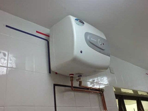 Thực tế, rơ le chỉ điểu chỉnh nhiệt độ nước trong bình, nhiệt độ thấp thì rơ le cấp điện cho nước nóng lại và ngược lại, nhiệt độ đủ cao thì ngừng cấp. Do đó, rơ lơ không có tác dụng chặn dòng điện truyền vào nước khi tắm. Ảnh: Sua247.