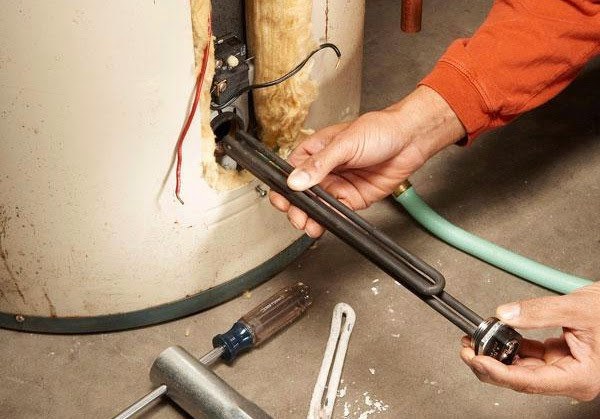 Nếu không ngắt điện bình nóng lạnh rất dễ xảy ra chập điện khi điện rò ra nước, gây cháy nổ, ảnh hưởng đến tính mạng của cả nhà. Ảnh: Ferroligroup.