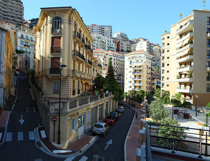 Bên cạnh thuế thấp, giới nhà giàu còn thích Monaco vì thời tiết dịu mát quanh năm, chính trị ổn định. Ảnh: Printest.