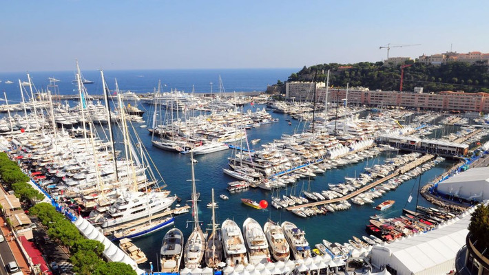 Monaco được coi là chốn hội ngộ của siêu du thuyền trên thế giới. Hàng năm, các tỷ phú lại rủ nhau về đây để chiêm ngưỡng những siêu du thuyền đắt đỏ, sang trọng bậc nhất toàn cầu. Ảnh: Port Adriano.