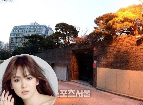 Tại Hàn Quốc, Song Hye Kyo sở hữu bất động sản trị giá hàng triệu USD. Đầu năm 2016, nữ chính "Hậu duệ mặt trời" vung 9 tỷ won (7,4 triệu USD) mua biệt thự cao cấp tại khu Samseongdong, Seoul (Hàn Quốc) . Biệt thự có diện tích 581,6 m2, gồm một tầng hầm, hai tầng nổi cùng khu vực sân vườn, bể bơi. Ảnh: Soompi.