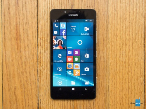 Sau khi mua lại thương hiệu điện thoại Nokia, Microsoft đã xây dựng nên "đế chế" Lumia với hệ điều hành Windows Phone riêng nhưng vẫn bị cản trở bởi các hệ điều hành lớn - iOS và Android. Ngày nay, sự tồn tại của Lumia đang ngày càng lụi tàn và rơi dần vào quên lãng của người dùng.