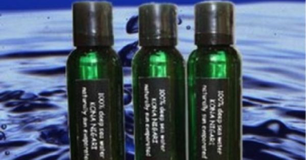 Loại nước uống đóng chai bán ở Nhật có giá bán siêu đắt 402 USD/750 ml thực chất là nước biển đã được khử muối lấy từ độ sâu hơn 600 mét dưới mực nước biển ngoài khơi Hawaii. Ảnh: Printest.