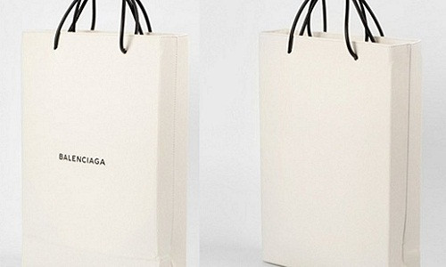 Nhìn tổng thể, chiếc túi không có gì đặc biệt ngoài dòng chữ “Balenciaga” màu đen quen thuộc, tiệp màu với phần quai xách. Ảnh: Sputnik.