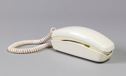 Sau chiếc điện thoại 302, công ty AT&T nhận ra rằng họ có thể sản xuất và bán điện thoại ra thị trường. Kiểu thiết kế hình vuông truyền thống của điện thoại đã được thay thế bởi một thiết kế mỏng hơn và có bàn phím. Sản phẩm có tên Trimline, lần đầu tiên được công ty điện thoại này sản xuất vào năm 1965 với các nút * và # đã được thêm vào.