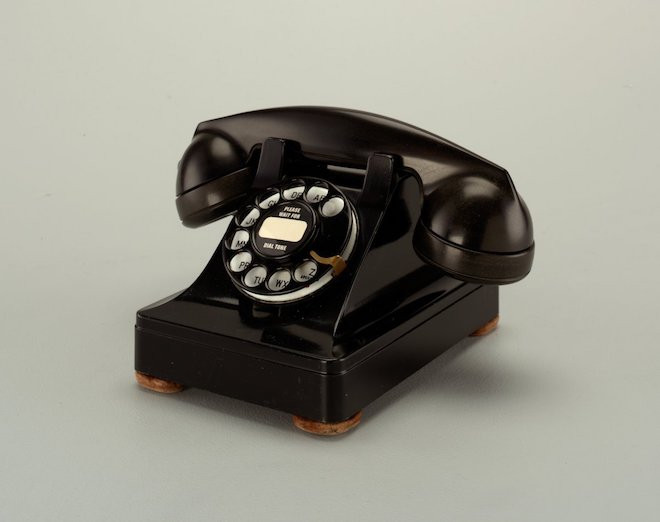 Trong những năm 1930, nhà thiết kế nổi tiếng Henry Dreyfuss đã tạo ra thiết bị mà nhiều người coi là điện thoại hiện đại đầu tiên: Dòng 302. Thiết kế của nó cho thấy sự khác biệt so với các dòng trước đó: Chiếc chuông nằm trong điện thoại thay vì một thành phần riêng biệt, khay nằm theo chiều ngang, người dùng nói chuyện và lắng nghe ở 2 đầu khác nhau.