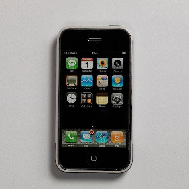 iPhone ra mắt vào năm 2007 đã thay đổi hoàn toàn khái niệm điện thoại, bằng cách biến nó thành một máy tính di động nhỏ gọn. Mặc dù điện thoại màn hình cảm ứng đã xuất hiện từ trước đó, nhưng giao diện và thiết kế đẹp mắt của iPhone mới tạo ra cuộc cách mạng về thiết kế điện thoại di động. Cho tới nay, iPhone vẫn được xem là chuẩn mực của smartphone dù đã qua nhiều đời với nhiều thay đổi.