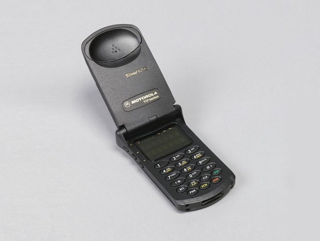 Hai năm sau, Motorola tung ra StarTAC, mẫu điện thoại nắp gập nhỏ gọn màu xám với màn hình và phím hình bầu dục.