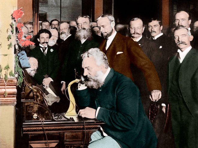 Năm 1876, nhà phát minh Alexander Graham Bell đã tạo ra chiếc điện thoại đầu tiên: Một thiết bị cồng kềnh với ống nghe dạng cong và tai nghe được nối với nhau bằng dây dẫn chứ không phải không dây như ngày nay.