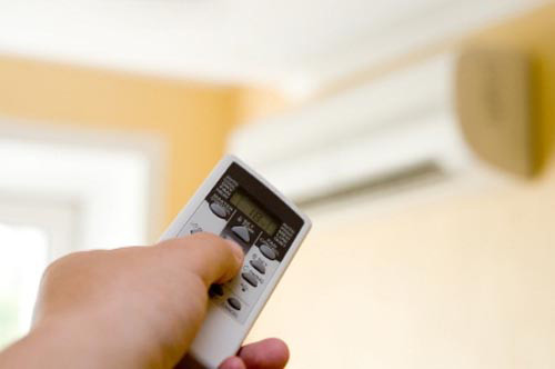 Ngược lại dòng điện trong nhà quá mạnh cũng dễ dẫn tới điều hòa quá tải và phát nổ. Ảnh: Khỏe & đẹp.