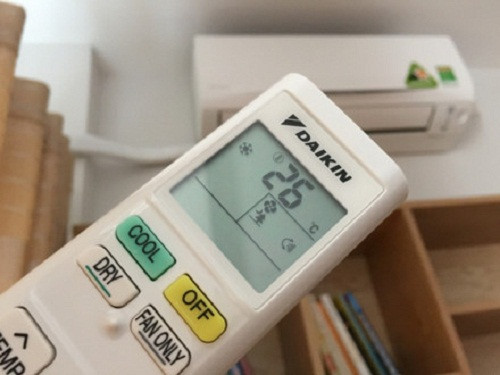 Trong những ngày nắng nóng đỉnh điểm 39 - 40 độ C, người dùng chỉ nên đặt điều hòa ở mức 26 độ C. Việc này vừa giúp tiết kiệm điện, vừa giảm thiểu nguy cơ quá tải cục bộ, có thể gây cháy nổ. Ảnh: Lao động.
