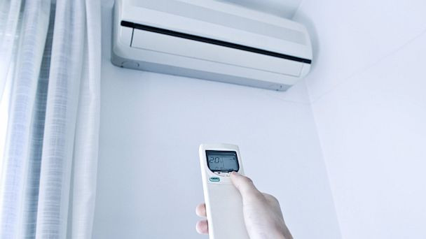 Hơn nữa, đa số các gia đình đều không có thói quen kiểm tra nguồn điện trong nhà. Đường điện trong nhà quá yếu, làm cho tụ điều hòa phải kích liên tục làm cho tụ quá tải và phát nổ. Ảnh: Vnreview.