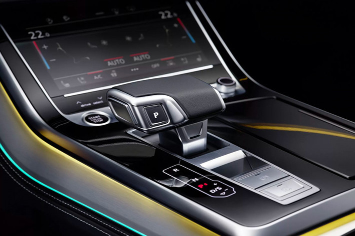 Đáng chú ý với SUV hạng sang Audi Q8 2024 mới, Audi Việt Nam sẽ tặng thêm tính năng đèn LED chiếu sáng ở cửa trước và cửa sau. Khi cửa mở, đèn chiếu biểu tượng logo 4 vòng tròn của Audi sẽ chiếu xuống đất bằng công nghệ LED giúp thuận lợi khi ra vào xe.