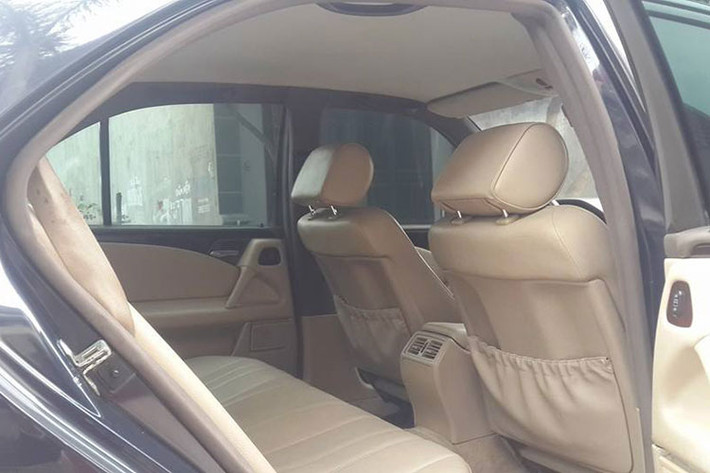 Nói về trang bị, có thể nói E-Class W210 là một trong những mẫu xe có trang bị tối tân nhất trong phân khúc này ở thời điểm đó, Tiêu chuẩn, xe đã sở hữu hệ thống kiểm soát tự động cầu sau với nhiều cấp độ. Đáng tiếc rằng ở đời xe này, Mercedes-Benz lại không bán ra biến thể Coupe và Cabriolet. Hai phân khúc này sau đó được lắp đầy bởi CLK đời 208, ra mắt vào năm 1997.