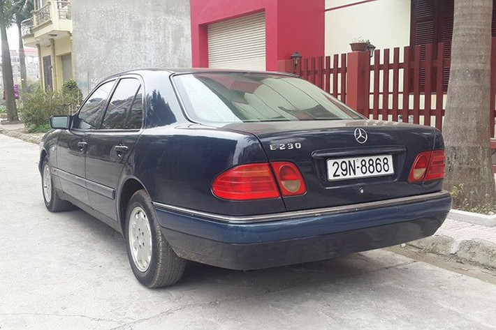 Đây là mẫu xe sedan Mercedes-Benz E-Calss lần đầu sở hữu cụm đèn pha kép bên cạnh công nghệ kiểm soát lục kéo điện tử, lực căng đai an toàn hay tối tân hơn là túi khí hông, cảm biến mưa, đèn xenon… những chi tiết này đã biến E-Class trở thành mẫu xe đầu tiên trong phân khúc được trang bị những tính năng hiện đại.