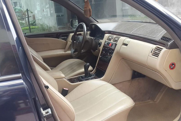 Nội thất xe bọc da cao cấp màu kem ấn tượng. Một số chi tiết trên xe được ốp gỗ, các núm vặn điều chỉnh được làm bằng nhựa, vô-lăng được bọc da tạo cảm giác lái tốt hơn cho tay người sử dụng. Dưới nắp ca-pô là khối động cơ 4 xi-lanh 2.3 lít đi kèm hộp số số sàn 5 cấp.