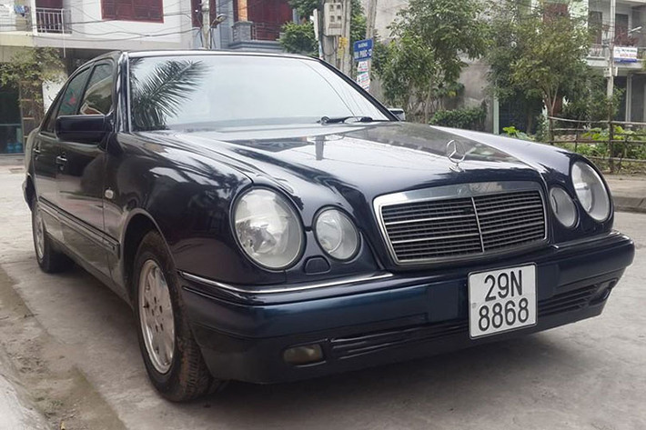 Cho đến nay, Mercedesz E320 thế hệ W210 vẫn là một trong những mẫu xe mang tính biểu tượng, nhất là đối với nhà máy của hãng xe Đức tại Việt Nam. Dù vậy, những người quan tâm đến xe cũ đã qua sử dụng hầu hết chỉ tìm xe còn đẹp, có giá trị sưu tầm hơn là sử dụng hàng ngày. Giá xe Mercedesz-Benz E320 1996 trong bài viết này hiện được chào bán khoảng 100 triệu đồng tại Hà Nội.