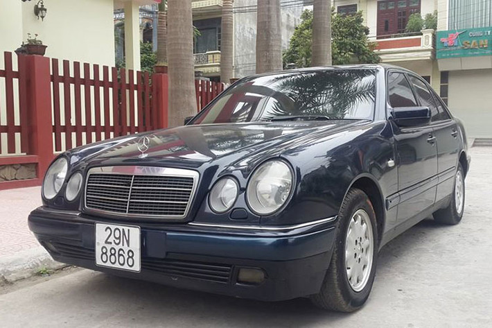 Mẫu xe sang Mercedes-Benz E230 được xem là một trong những dòng sedan Đức đầu tiên lắp ráp tại nhà máy Mercedes-Benz Việt Nam kể từ năm 1996. Ngay từ khi trình làng, xe đã đoạt được giải thưởng “Red Dot Design Award”.