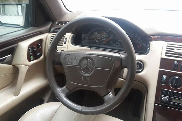 Dù sản xuất cách đây 24 năm, Mercedes E230 đời 1996 đã được trang bị ghế lái chỉnh điện 12 hướng kèm nhớ vị trí, hệ thống cân bằng điện tử, vô lăng trợ lực chỉnh điện, điều hòa không khí, cửa kính chỉnh điện, gương chiếu hậu. Xe có 4 túi khí bảo đảm an toàn và phanh ABS.