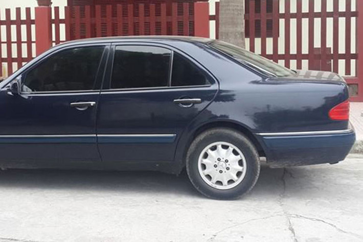 Trong 8 năm có mặt trên thị trường, Mercedes-Benz đã bán ra tổng cộng 1.374.409 chiếc sedan với số lượng xe bán ra hằng năm ở mức trên 200.000 chiếc, biến mẫu E-Class trở thành xe bán chạy nhất trong phân khúc ở thời điểm đó.