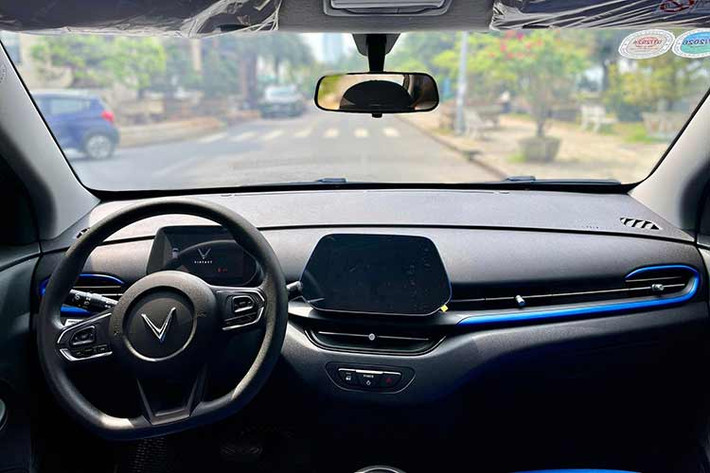 Cùng với đó, còn có không ít ý kiến tỏ ra tâm đắc với VF5 sau thời gian trải nghiệm thực tế như: Xe điện công suất mạnh, vừa không rung động cơ, vừa thơm tho sạch sẽ, rộng rãi; xe điện giờ đầy đủ hạ tầng, đi lại rất tiện; chi phí siêu rẻ nếu sạc được ở nhà, thú thật đi xe điện rồi rất khó quay lại xe xăng...
