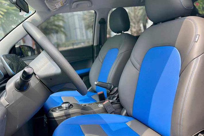 Góp mặt vào phân khúc SUV cỡ A, VinFast VF5 sở hữu thiết kế hiện đại, cá tính và bắt mắt không kém các dòng xe xăng như Toyota Raize hay KIA Sonet. Thông số kích thước của xe cũng khá tương đương với các đối thủ khi có kích thước chiều dài x rộng x cao lần lượt là 3.965 x 1.720 x 1.580 (mm), trục cơ sở đạt 2.513 mm.
