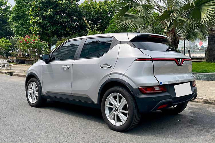 Như vậy, sau 2.500 km lăn bánh, độ khấu hao về giá của chiếc VinFast VF5 trong bài viết là chưa tới 30 triệu đồng, con số khá khiêm tốn so với xe xăng cùng tầm. Song, theo những người có kinh nghiệm mua bán xe thì đây là mức giá tốt đối với khách tìm mua ôtô cũ.