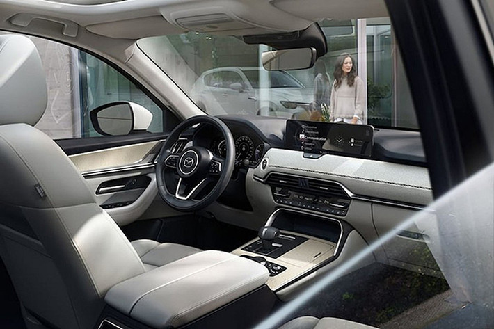 Tuy nhiên có vẻ như sự tương đồng giữa Mazda CX-70 và CX-90 chỉ nằm ở cột A đổ về trước khi từ hình ảnh trên website, có thể thấy rõ CX-70 có đuôi ngắn hơn CX-90 và ô cửa kính cuối hất lên như CX-60.