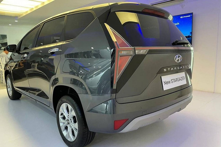 Hyundai Stargazer Prime 2024 tại Indonesia vẫn sử dụng khối động cơ xăng Smartstream 4 xi-lanh, hút khí tự nhiên, dung tích 1.5L, sản sinh công suất tối đa 115 mã lực và mô-men xoắn cực đại 144 Nm. Động cơ kết hợp với hộp số sàn 6 cấp hoặc hộp số biến thiên vô cấp IVT và hệ dẫn động cầu trước.