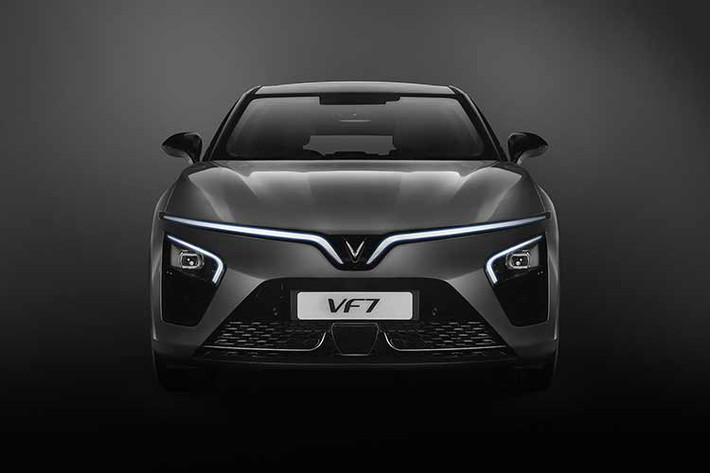 Cả hai phiên bản của mẫu xe SUV Vinfast VF7 mới đều sở hữu gói dịch vụ thông minh VF Connect: trợ lý ảo có khả năng tương tác bằng giọng nói tiếng Việt đa vùng miền, hỗ trợ điều khiển xe và hỏi - đáp, chức năng gọi cứu hộ tự động; giám sát và cảnh báo xâm nhập trái phép…