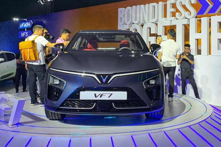 VinFast VF7 có hai phiên bản Base và Plus, được thiết kế theo ngôn ngữ “Vũ trụ phi đối xứng” (Asymmetric Aerospace) do Torino Design (Italy) chắp bút, hiện thân cho sự tự do, công nghệ, thời thượng và cá tính. Đầu và đuôi xe được định vị nổi bật bởi dải đèn LED hình cánh chim đặc trưng của VinFast.