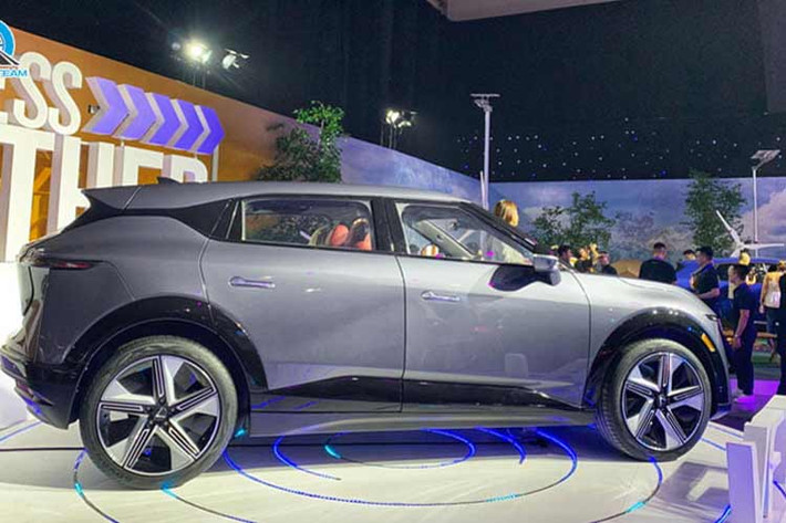 SUV điện VinFast VF7 2024 đã lần đầu tiên trình làng trong triển lãm Điện tử Tiêu dùng (CES) 2022 diễn ra vào đầu năm ngoái dưới dạng xe concept. Ở bản thương mại, mẫu ôtô điện này sở hữu thiết kế không thay đổi nhiều so với xe concept từng ra mắt thị trường Việt Nam và thế giới.