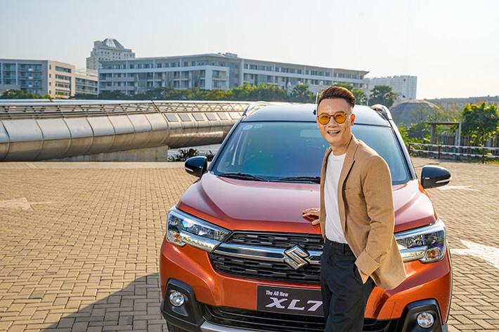 Gắn liền với khách hàng độ tuổi 8x, 9x, nam ca sĩ Hoàng Bách là hình mẫu lý tưởng cho những thành công trong sự nghiệp, gia đình hạnh phúc. Từng trải qua giai đoạn trầm cảm chính bởi hình tượng hoàn hảo mình theo đuổi, Hoàng Bách nhận ra ý nghĩa đáng giá của việc sống trọn vẹn với những cảm xúc, sự cởi mở, quyết liệt và năng lượng tuổi 20 dù ở bất cứ “hiệp” nào trong cuộc đời.