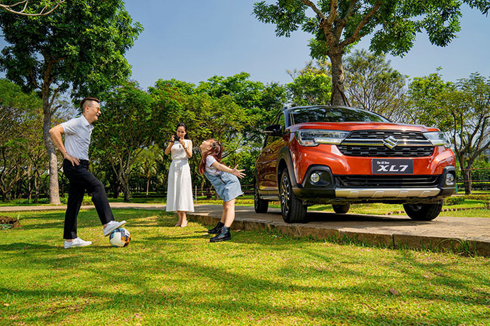 Với Hoàng Bách, cảm giác vinh quang không chỉ đến từ thành công rực rỡ mà tồn tại trong những mảnh ghép gần gũi của cuộc sống. Đặc biệt sau những biến động của năm 2020, nam ca sĩ nhận ra rằng chỉ cần giữ khỏe mạnh, được về nhà bình yên sau mỗi hành trình, đã gọi là thành tựu cho một năm dài. Mỗi người đều có thể chạm vào vinh quang của riêng mình, tận hưởng niềm vui khi có thể bảo vệ gia đình chu toàn. Đôi khi đó chỉ đơn giản là mua một chiếc xe ô tô để chất lượng cuộc sống trở nên tốt hơn.