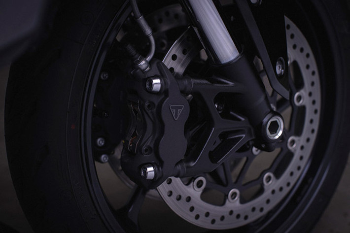 Sức mạnh động cơ của xe Triumph Tiger Sport 800 2025 được truyền tới bánh sau qua bộ hộp số 6 cấp với nút sang số nhanh và nhông xích, có hỗ trợ chống trước, ngăn bánh sau không bị khóa và giật.