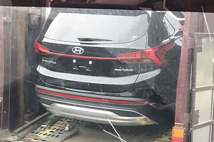 Theo thông tin từ tư vấn bán hàng, biến thể hybrid của Hyundai SantaFe 2023 đã được lắp ráp hoàn chỉnh tại nhà máy, qua đó cho thấy nó sẽ sớm được tung ra thị trường. Tuy nhiên, Hiện nhà phân phối TC Motor vẫn chưa đưa ra bất kỳ xác nhận chính thức nào về thời gian ra mắt phiên bản SantaFe này.