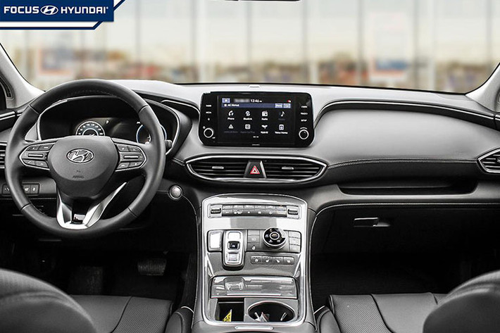 Dựa trên dữ liệu được đăng ký, SantaFe hybrid tại thị trường Việt Nam được trang bị động cơ xăng Smartstream 1.6L có khả năng tạo ra công suất 180 mã lực và mô-men xoắn cực đại 264,8 Nm, kết hợp với nó là mô-tơ điện công suất 44,2kW và Mô-men xoắn 264 Nm. Khi hoạt động, các hệ thống này tạo ra tổng công suất 230 mã lực và mô-men xoắn 350 Nm. Ngoài ra, xe được trang bị cơ chế dẫn động 4 bánh.