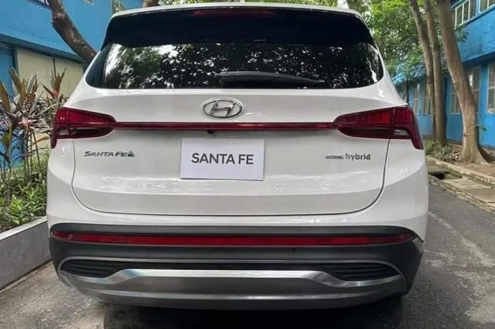 Mới đây, hình ảnh một chiếc Hyundai SantaFe hybrid 2023 mới thứ 2 tại Việt Nam được bắt gặp và hình ảnh phía đuôi xe đang được chia sẻ rộng rãi trên mạng xã hội. Chiếc xe trước đó có màu sơn đen và xuất hiện trên xe vận chuyển chuyên dụng. Chiếc này có màu sơn trắng.